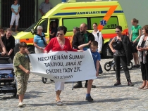 V Kašperských Horách protestovalo 500 lidí proti těžbě zlata
